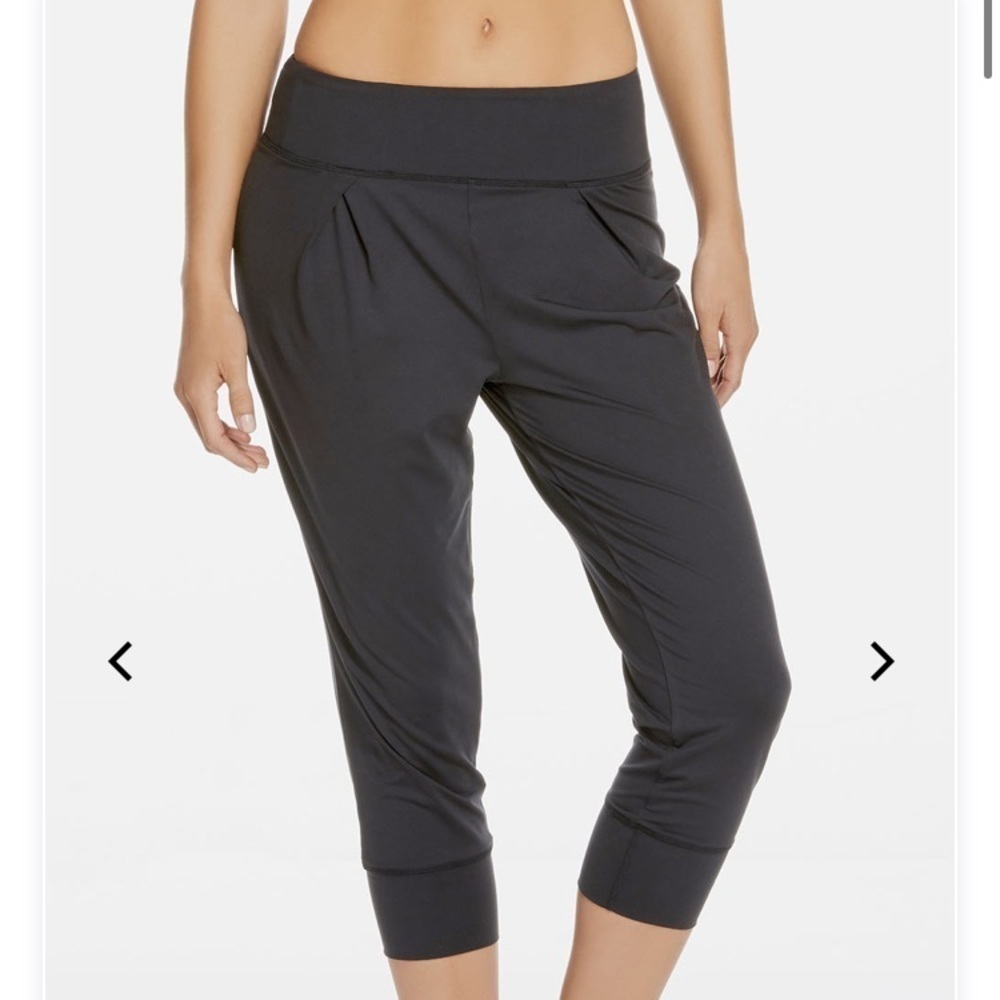 Fabletics Black Yogi Capri Pants Size Medium